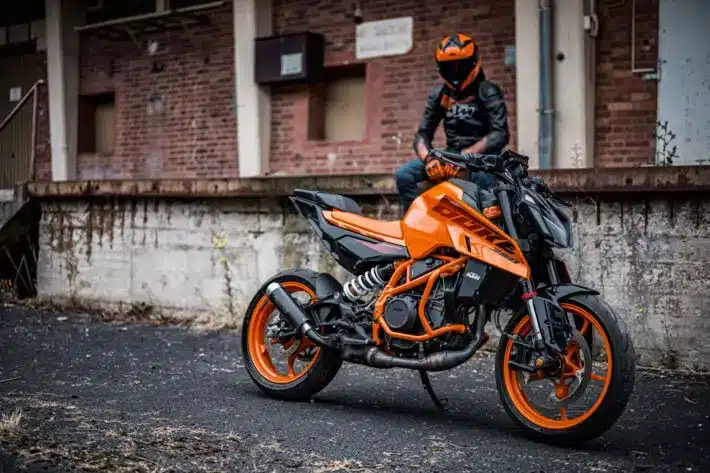 KTM Duke 390 जबरदस्त पावर, एग्रेसिव स्टाइल और एडवांस टेक के साथ परफॉर्मेंस लवर्स की पहली पसंद